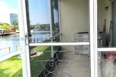 Condominio en venta en Hallandale Beach, Florida, 2 dormitorios, 97.55 m2 № 1189184 - foto 20