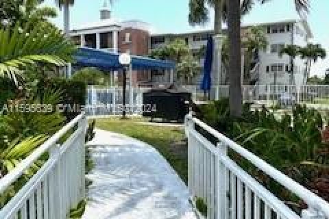 Condominio en venta en Hallandale Beach, Florida, 2 dormitorios, 97.55 m2 № 1189184 - foto 30
