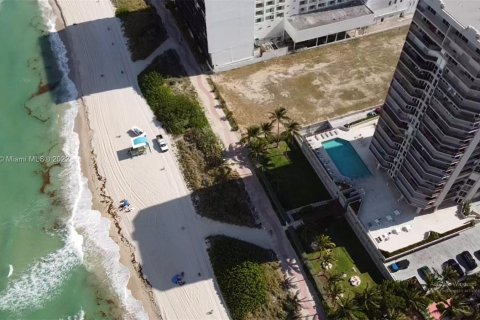 Condo in Miami Beach, Florida, 2 bedrooms  № 8569 - photo 1