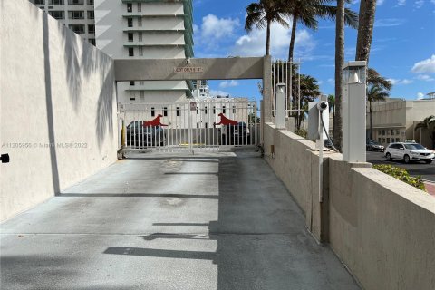 Condominio en venta en Miami Beach, Florida, 2 dormitorios, 94.76 m2 № 8569 - foto 16