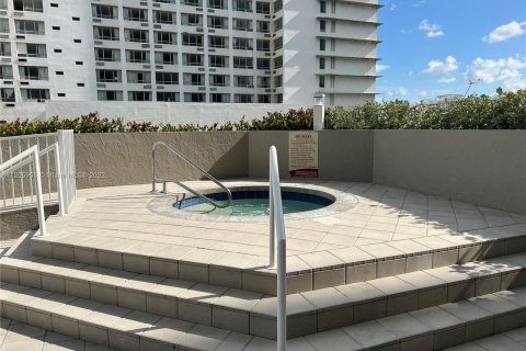 Condominio en venta en Miami Beach, Florida, 2 dormitorios, 94.76 m2 № 8569 - foto 11