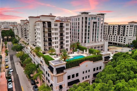 Condo in Coral Gables, Florida, 2 bedrooms  № 1229333 - photo 1