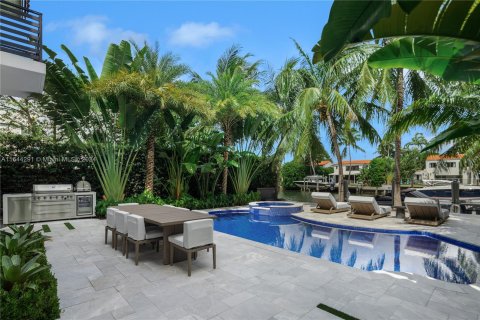 House in Miami Beach, Florida 6 bedrooms, 464.51 sq.m. № 1327610 - photo 25