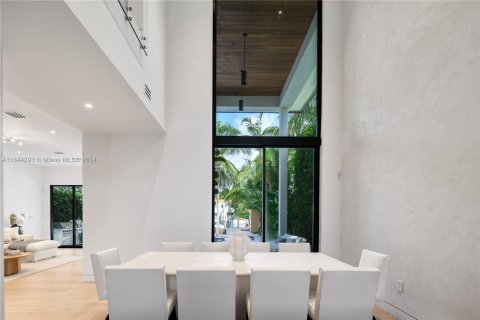 House in Miami Beach, Florida 6 bedrooms, 464.51 sq.m. № 1327610 - photo 18