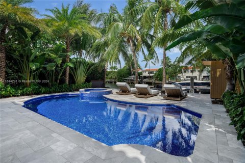 House in Miami Beach, Florida 6 bedrooms, 464.51 sq.m. № 1327610 - photo 26