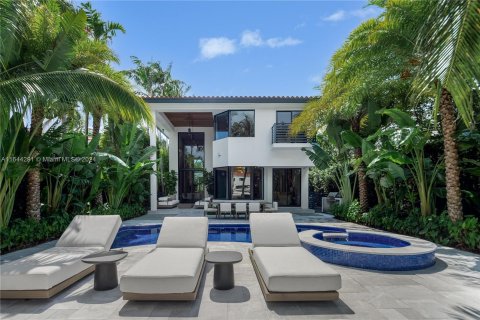 House in Miami Beach, Florida 6 bedrooms, 464.51 sq.m. № 1327610 - photo 27