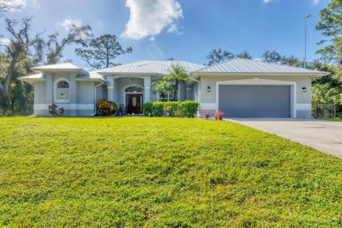 House in Port Charlotte, Florida 4 bedrooms, 235.6 sq.m. № 1412929 - photo 2