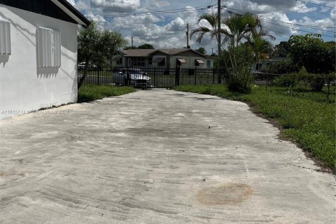 Casa en venta en Miami Gardens, Florida, 4 dormitorios, 166.67 m2 № 1240438 - foto 11