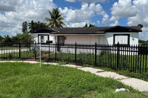 Casa en venta en Miami Gardens, Florida, 4 dormitorios, 166.67 m2 № 1240438 - foto 1