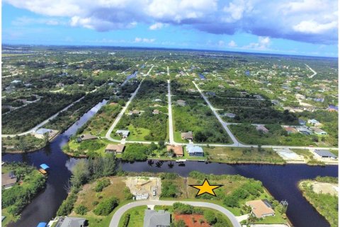 Terreno en venta en Port Charlotte, Florida № 946946 - foto 1