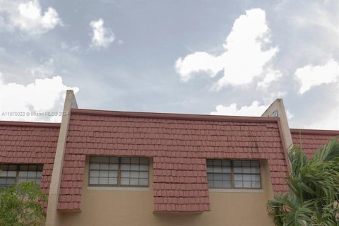 Touwnhouse à vendre à Tamarac, Floride: 4 chambres, 204.38 m2 № 1128778 - photo 1
