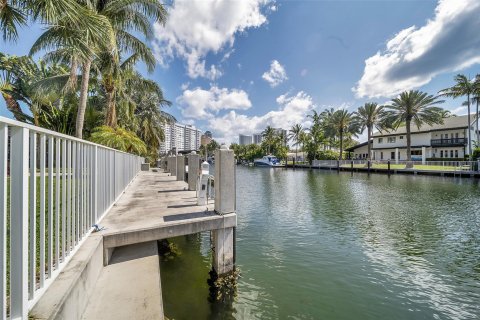 Casa en venta en Hallandale Beach, Florida, 3 dormitorios, 268.39 m2 № 1120077 - foto 23