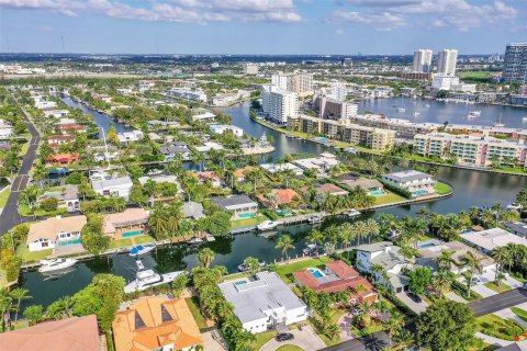 House in Hallandale Beach, Florida 3 bedrooms, 268.39 sq.m. № 1120077 - photo 12