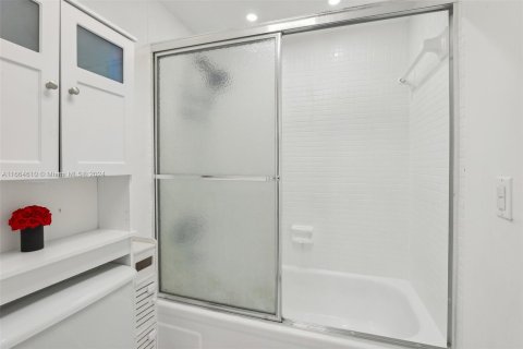 Condominio en alquiler en Miami Beach, Florida, 2 dormitorios, 99.41 m2 № 1375725 - foto 8