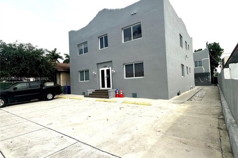 Commercial property in Miami, Florida 494.05 sq.m. № 672550 - photo 1