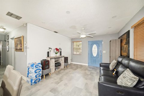 Casa en venta en North Miami, Florida, 3 dormitorios, 93.46 m2 № 739653 - foto 7