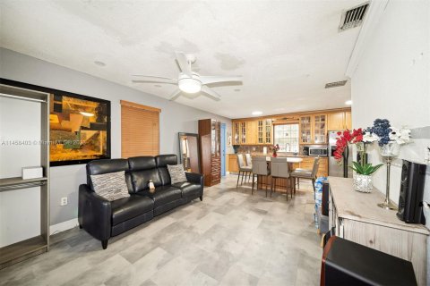 Villa ou maison à vendre à North Miami, Floride: 3 chambres, 93.46 m2 № 739653 - photo 5