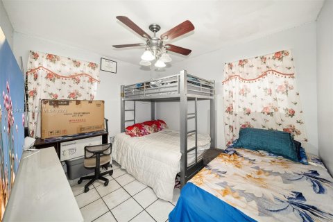House in North Miami, Florida 3 bedrooms, 93.46 sq.m. № 739653 - photo 15