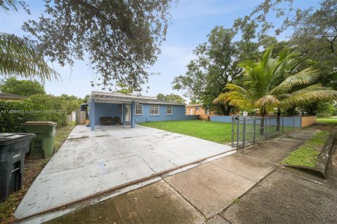 Villa ou maison à vendre à North Miami, Floride: 3 chambres, 93.46 m2 № 739653 - photo 2