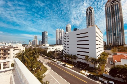 Condo in Sunny Isles Beach, Florida, 1 bedroom  № 1162536 - photo 12