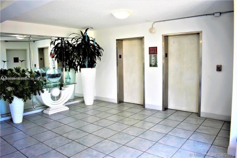 Condo in Sunny Isles Beach, Florida, 1 bedroom  № 1162536 - photo 2