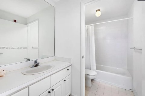 Condo in Miami Beach, Florida, 2 bedrooms  № 751770 - photo 27