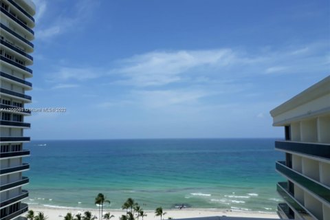 Condominio en alquiler en Surfside, Florida, 2 dormitorios, 176.51 m2 № 14086 - foto 1