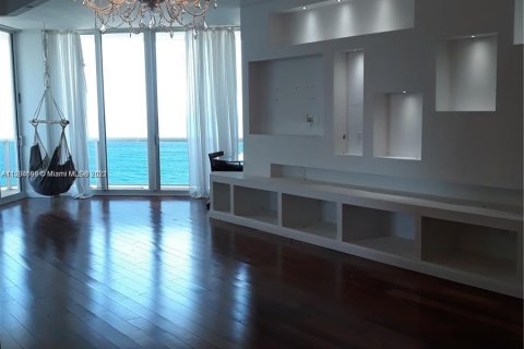 Condominio en alquiler en Surfside, Florida, 2 dormitorios, 176.51 m2 № 14086 - foto 2