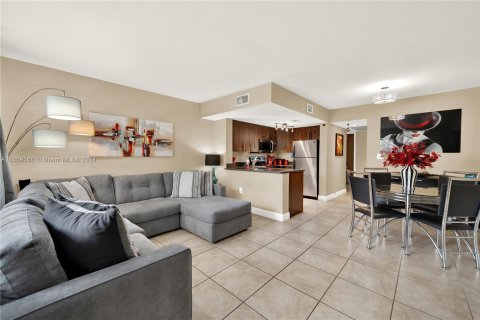 Condo in Miami, Florida, 2 bedrooms  № 1367107 - photo 2