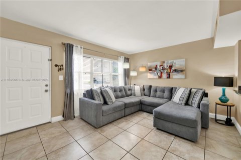 Condo in Miami, Florida, 2 bedrooms  № 1367107 - photo 13