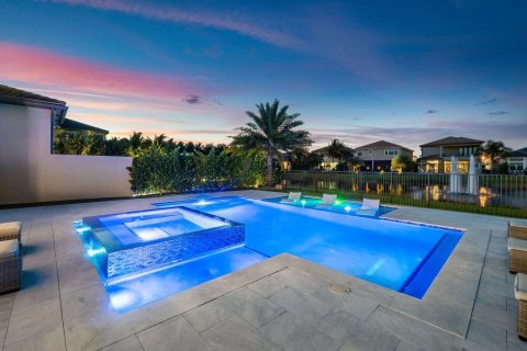 House in Delray Beach, Florida 5 bedrooms, 486.16 sq.m. № 925212 - photo 1