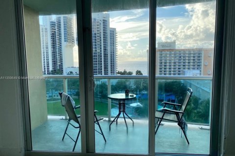 Condominio en venta en Sunny Isles Beach, Florida, 1 dormitorio, 93.37 m2 № 604687 - foto 2