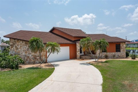 House in Punta Gorda, Florida 3 bedrooms, 219.62 sq.m. № 1201975 - photo 1