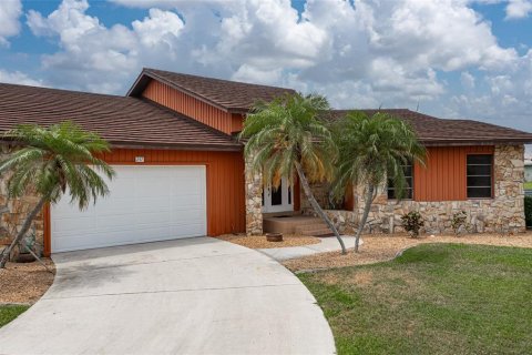 House in Punta Gorda, Florida 3 bedrooms, 219.62 sq.m. № 1201975 - photo 16