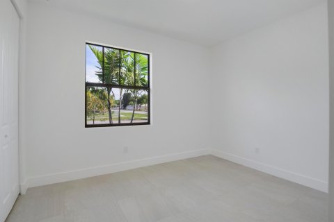 House in West Palm Beach, Florida 3 bedrooms, 141.68 sq.m. № 1230171 - photo 3