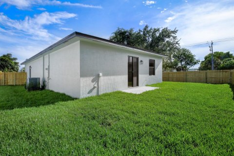 House in West Palm Beach, Florida 3 bedrooms, 141.68 sq.m. № 1230171 - photo 1