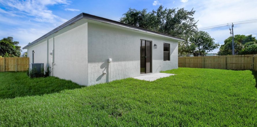 House in West Palm Beach, Florida 3 bedrooms, 141.68 sq.m. № 1230171