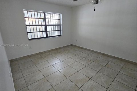 House in Miami, Florida 3 bedrooms, 106.28 sq.m. № 1382961 - photo 14