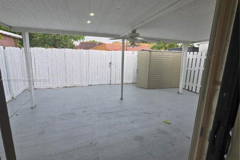 House in Miami, Florida 3 bedrooms, 106.28 sq.m. № 1382961 - photo 12