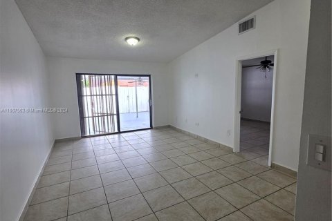 House in Miami, Florida 3 bedrooms, 106.28 sq.m. № 1382961 - photo 11