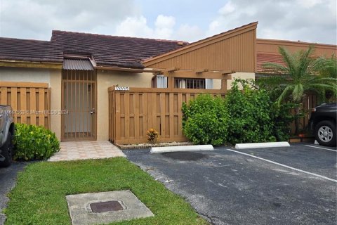 House in Miami, Florida 3 bedrooms, 106.28 sq.m. № 1382961 - photo 1