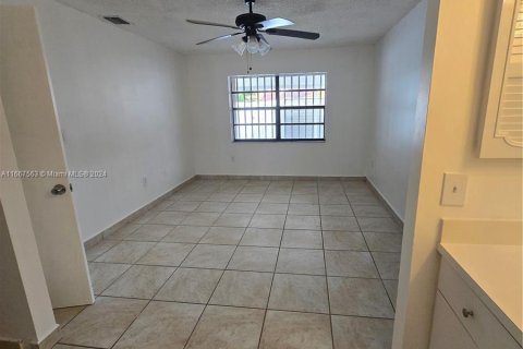 House in Miami, Florida 3 bedrooms, 106.28 sq.m. № 1382961 - photo 17