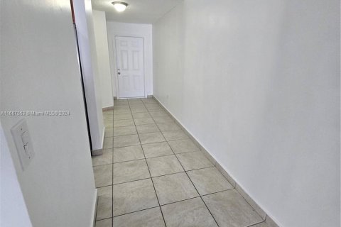 House in Miami, Florida 3 bedrooms, 106.28 sq.m. № 1382961 - photo 10