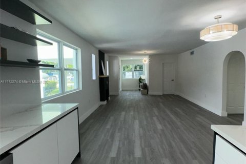 House in Miami, Florida 3 bedrooms, 125.98 sq.m. № 1394888 - photo 15