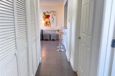 Condo in Miami, Florida, 2 bedrooms  № 1162785 - photo 25