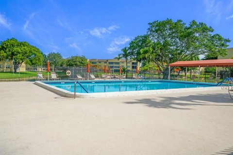 Condo in Tamarac, Florida, 1 bedroom  № 581093 - photo 7