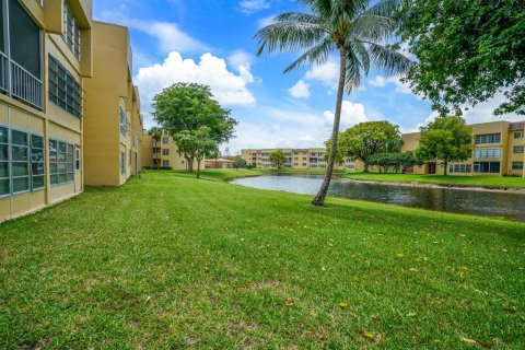 Condo in Tamarac, Florida, 1 bedroom  № 581093 - photo 9