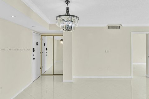 Condo in Hallandale Beach, Florida, 2 bedrooms  № 1309903 - photo 11