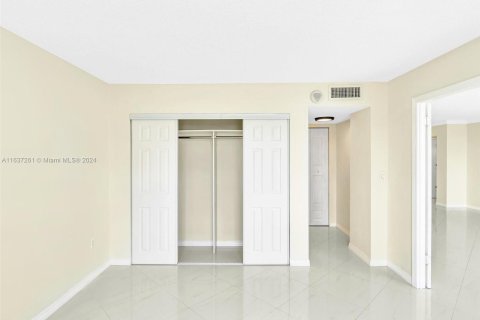 Condo in Hallandale Beach, Florida, 2 bedrooms  № 1309903 - photo 23