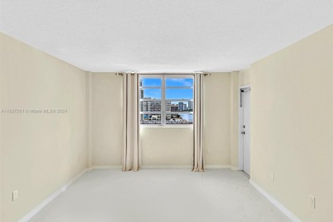 Copropriété à vendre à Hallandale Beach, Floride: 2 chambres, 102.19 m2 № 1309903 - photo 28